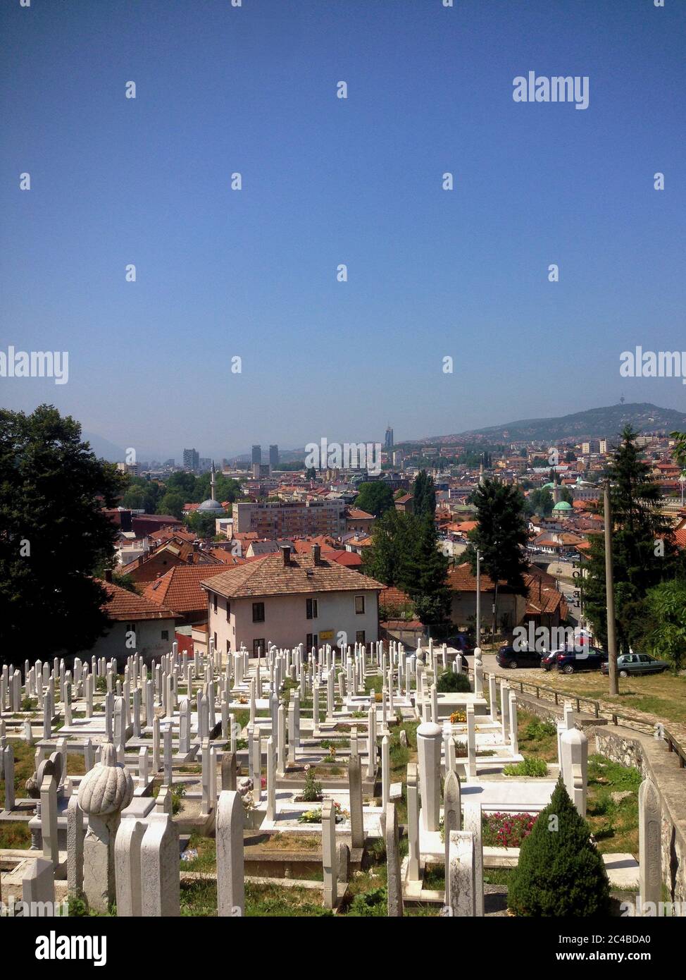 Friedhof auf einem Hügel in Sarajevo Stockfoto
