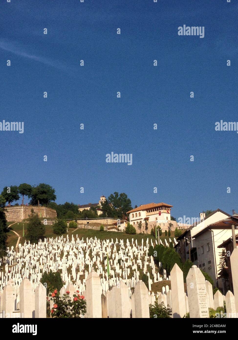 Friedhof auf einem Hügel in Sarajevo Stockfoto