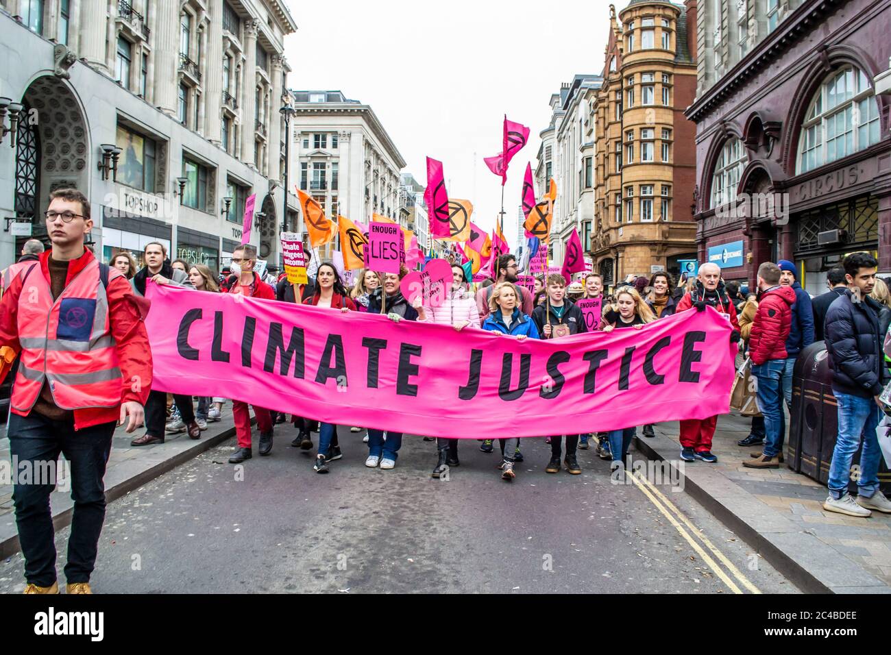 LONDON/ENGLAND – FEBRUAR 22 2020: Extinction Rebellion Demonstranten halten am 2020. februar ein Banner FÜR KLIMAGERECHTIGKEIT ab Stockfoto