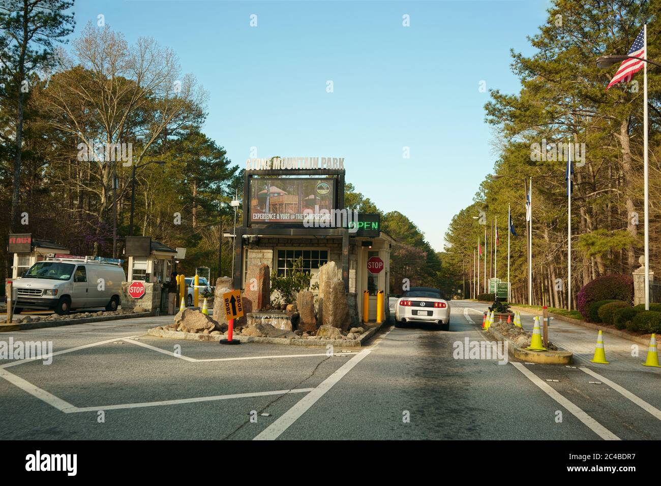 STONE MOUNTAIN, GEORGIA, USA - 19. MÄRZ 2019: Eingang zum Stone Mountain Park. Touristenattraktion in der Nähe von Atlanta, Georgia, USA. Stockfoto