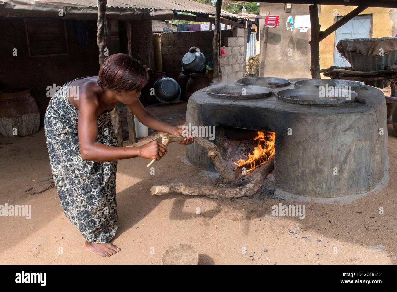 Frau, die dolo (Getränk) in dapaong, togo, macht Stockfoto