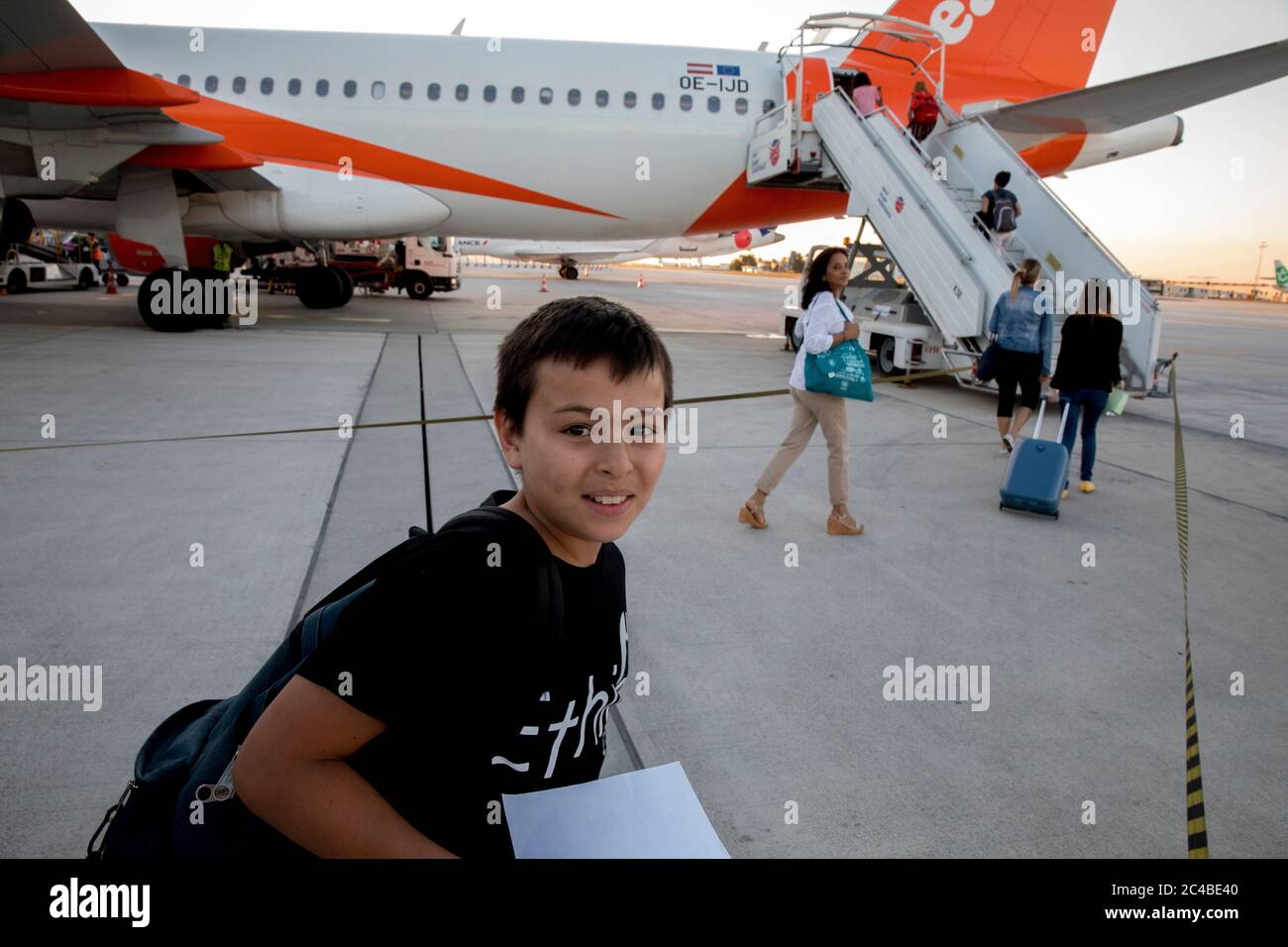 12-jähriger Junge, der in orly, frankreich, an Bord eines Flugzeugs gehen wird Stockfoto