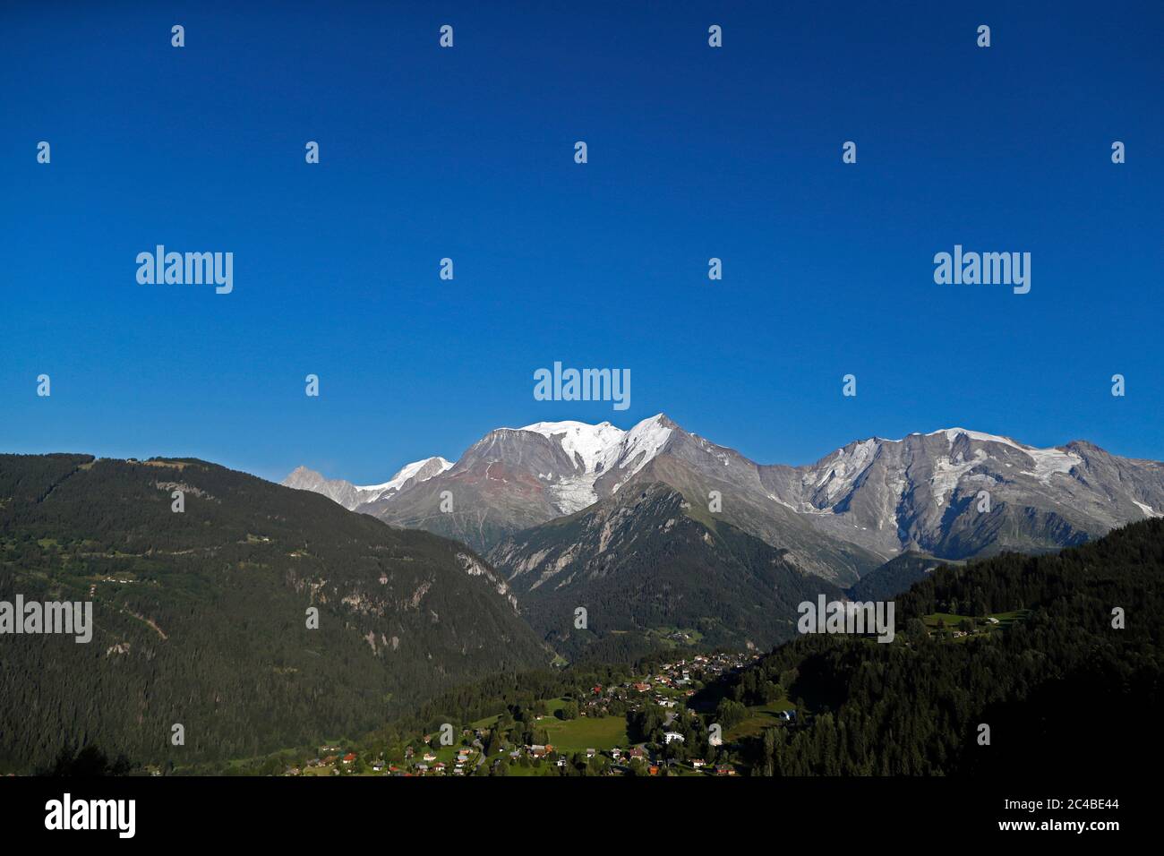 Landschaft der französischen Alpen im Sommer Stockfoto