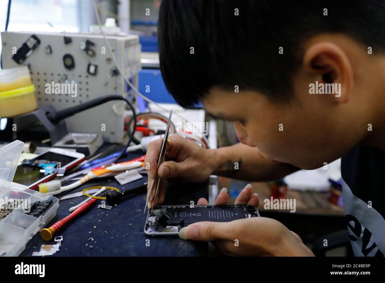 Reparatur von Mobiltelefonen Stockfoto