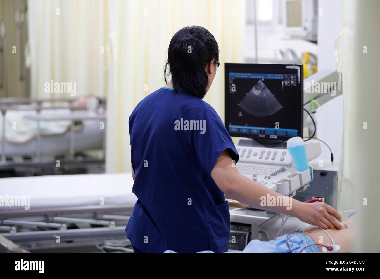 Kardiologie-Test. echodoppler. Tam Duc Cardiology Hospital Arzt bei der Arbeit. echodoppler. Ho Chi Minh Stadt. Vietnam. Stockfoto