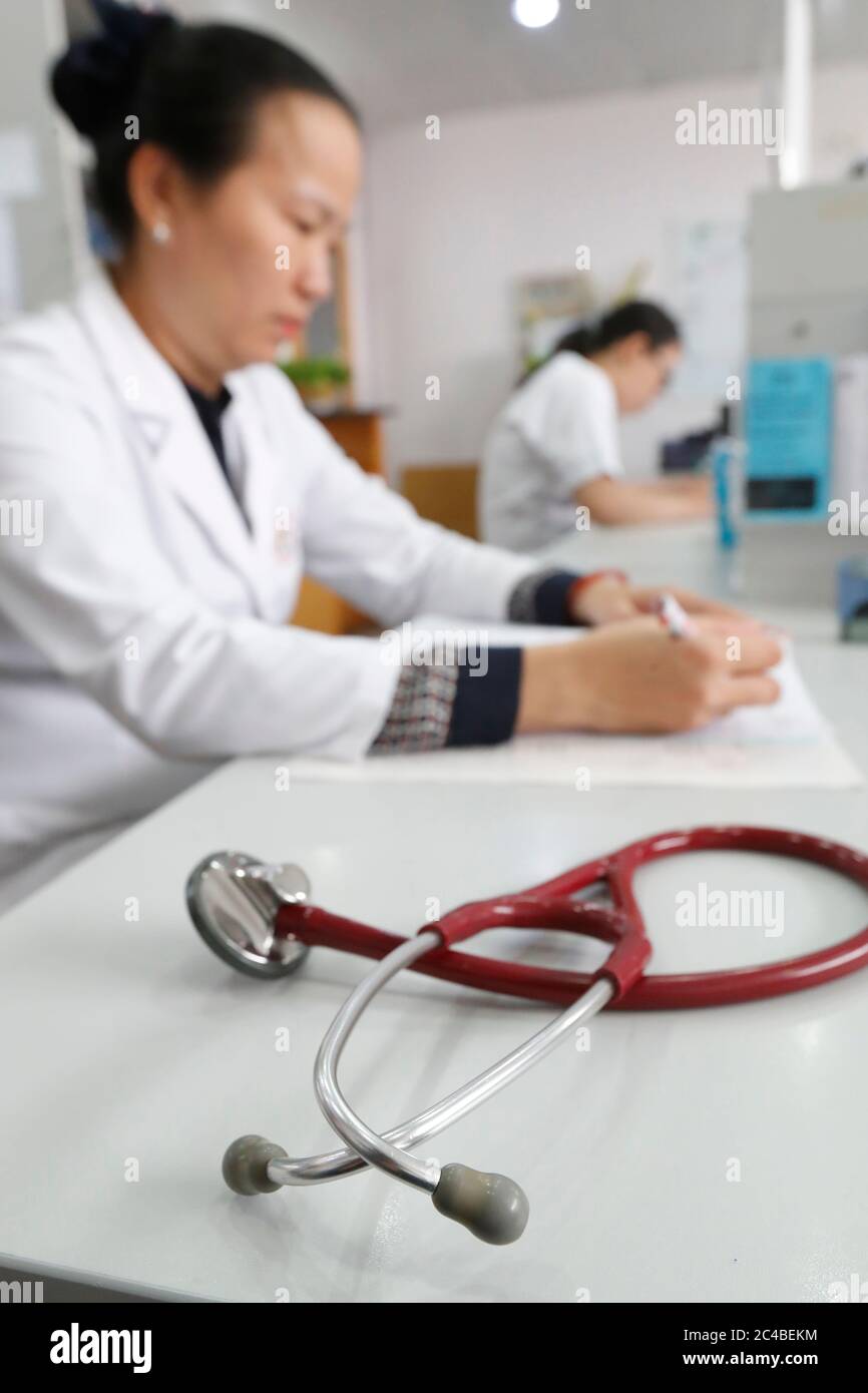 Krankenhausarzt mit Stethoskop Stockfoto