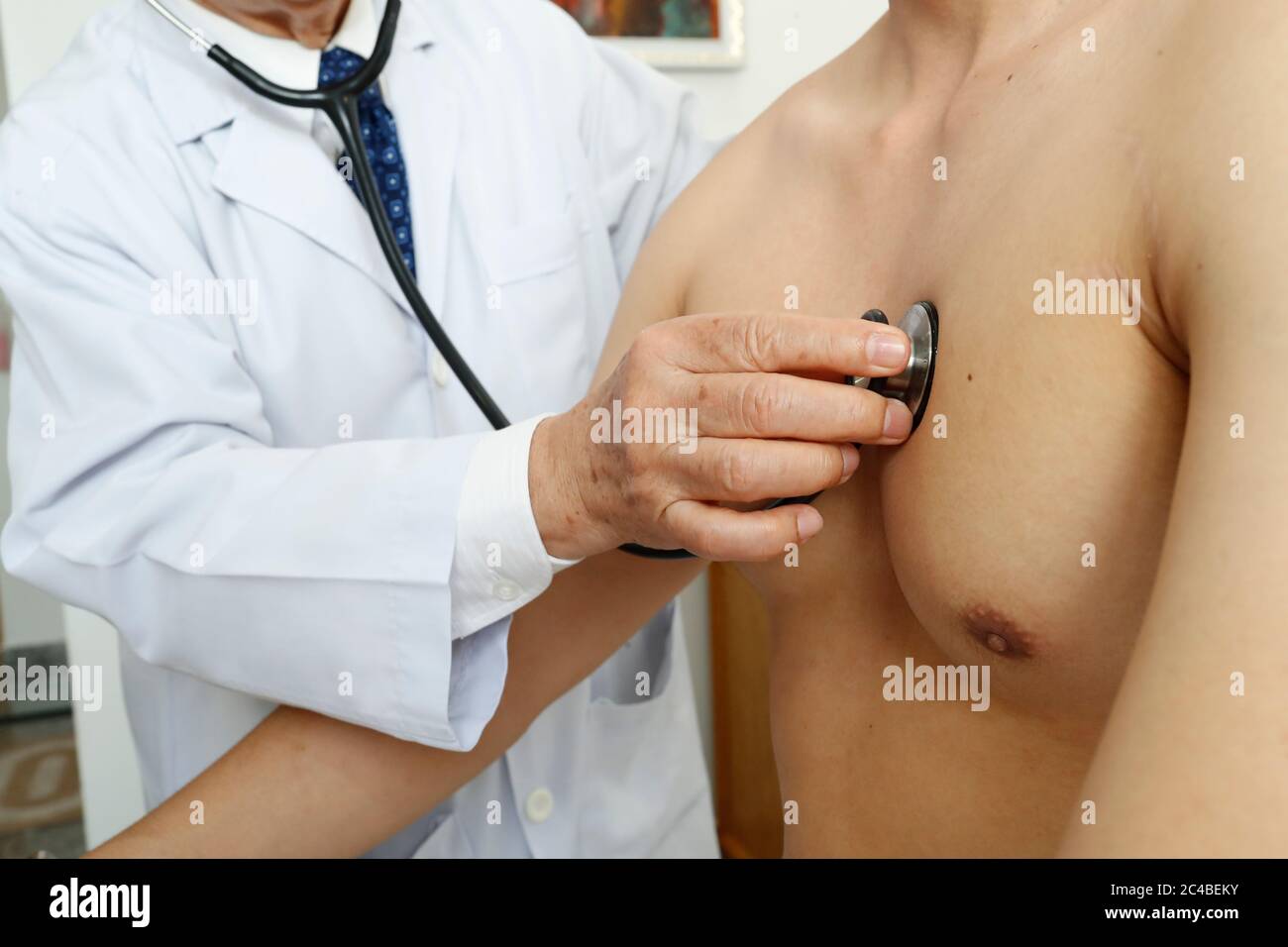 Krankenhaus. Kardiologie. Arzt überprüft den Herzschlag des Mannes mit Stethoskop. Ho Chi Minh Stadt. Vietnam. Stockfoto