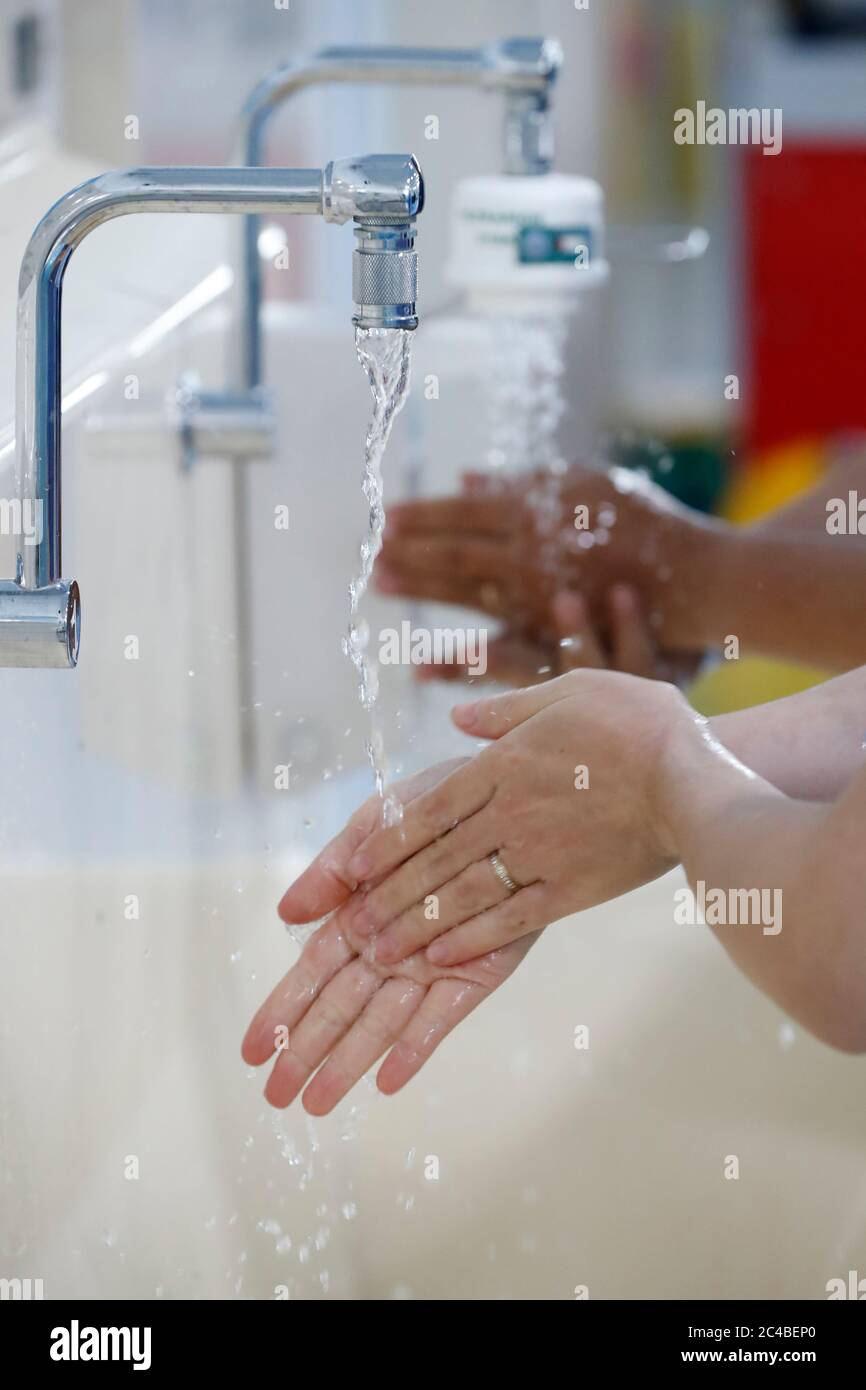 Krankenschwester waschen Hände in medizinischen aera Stockfoto