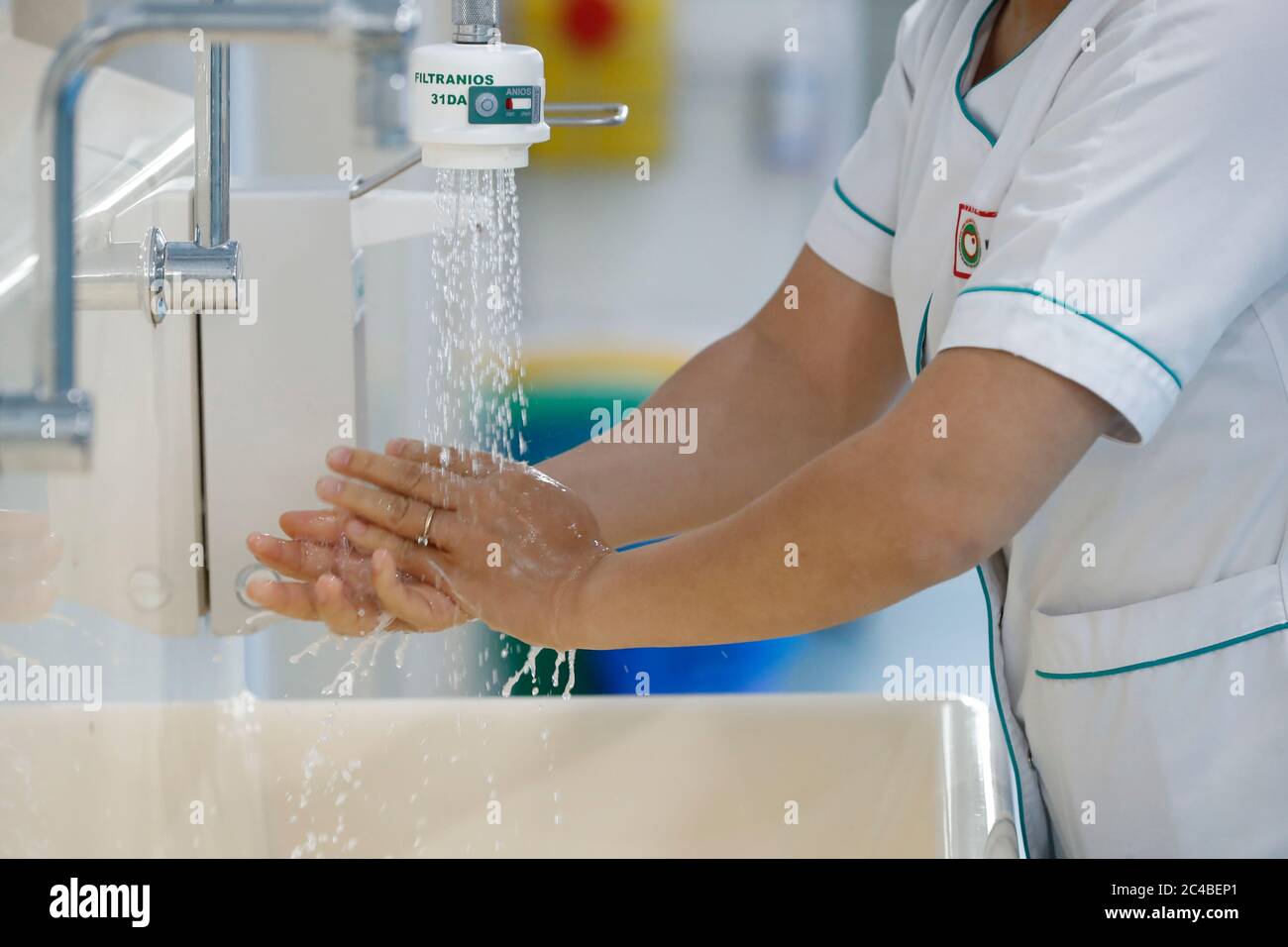 Krankenschwester waschen Hände in medizinischen aera Stockfoto
