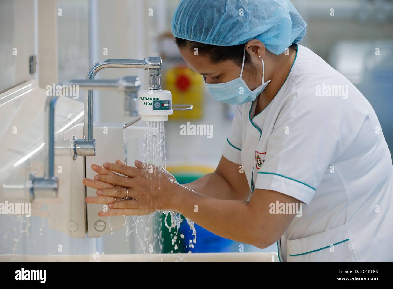 Krankenschwester waschen Hände in medizinischen aera Stockfoto