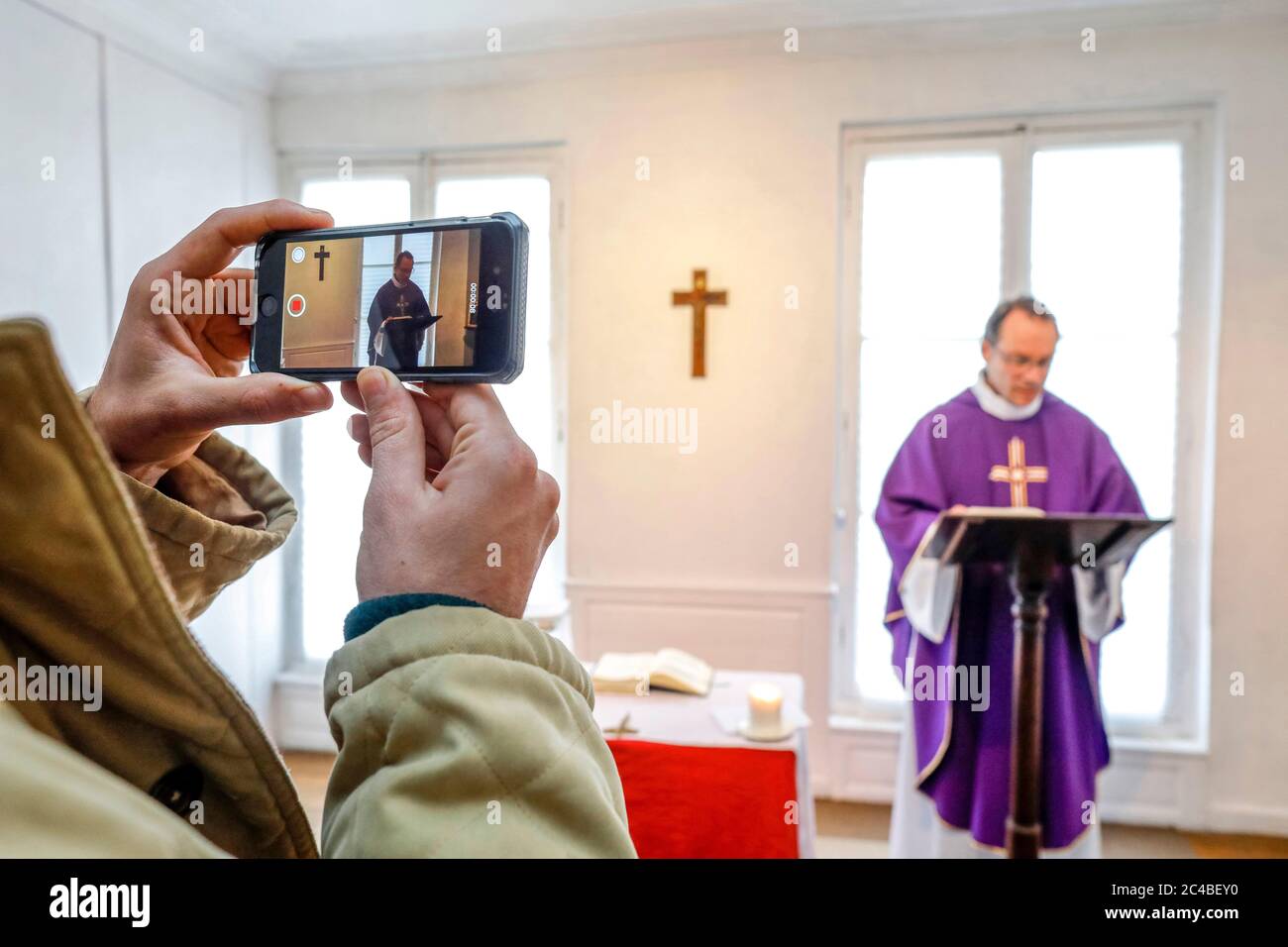 Messe in einem katholischen Oratorium während der COVID-19 Epidemie in Evreux, Frankreich, gefilmt für die Gläubigen, die wegen der Gefangenschaft nicht an der Messe teilnehmen können. Stockfoto