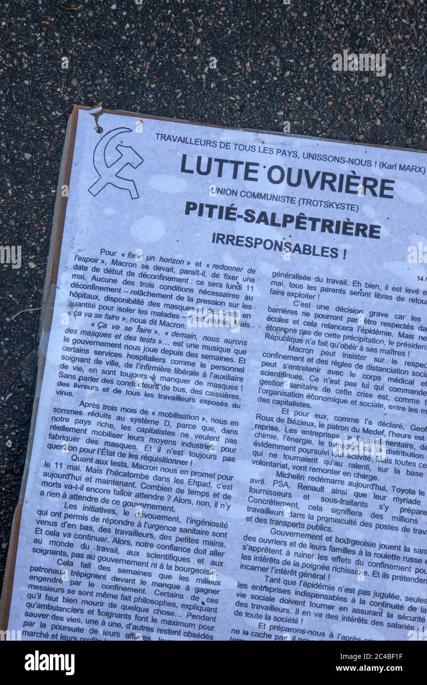 Flugblatt auf dem Boden der Partei Lutte Ouvrière vor dem pitié-salpêtrière Krankenhaus in Paris 75013 während der gesundheitlichen Krise im Zusammenhang mit der c Stockfoto