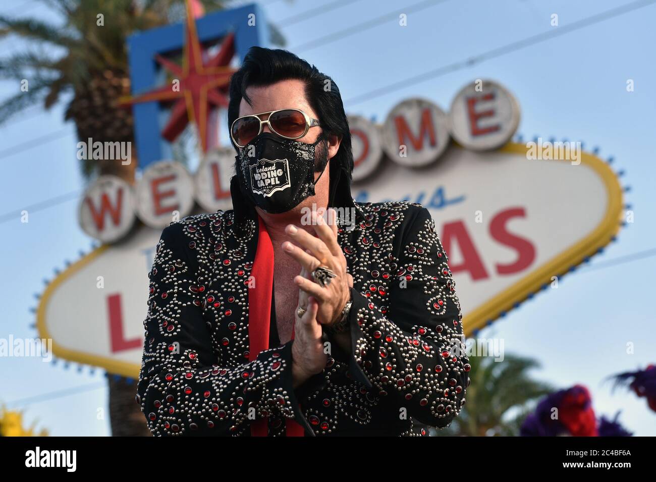 Las Vegas, Nevada, USA. Juni 2020. Elvis Presley-Imitator Brendan Paul  nimmt an einer Modenschau vor dem Welcome to Fabulous Las Vegas-Schild auf  dem Las Vegas Strip Teil, um die Pro-Maskentragekampagne 'Mask up