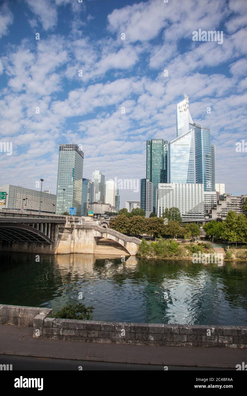 La Défense hinter der seine an der Pont de Neuilly, Europa, Frankreich. Stockfoto