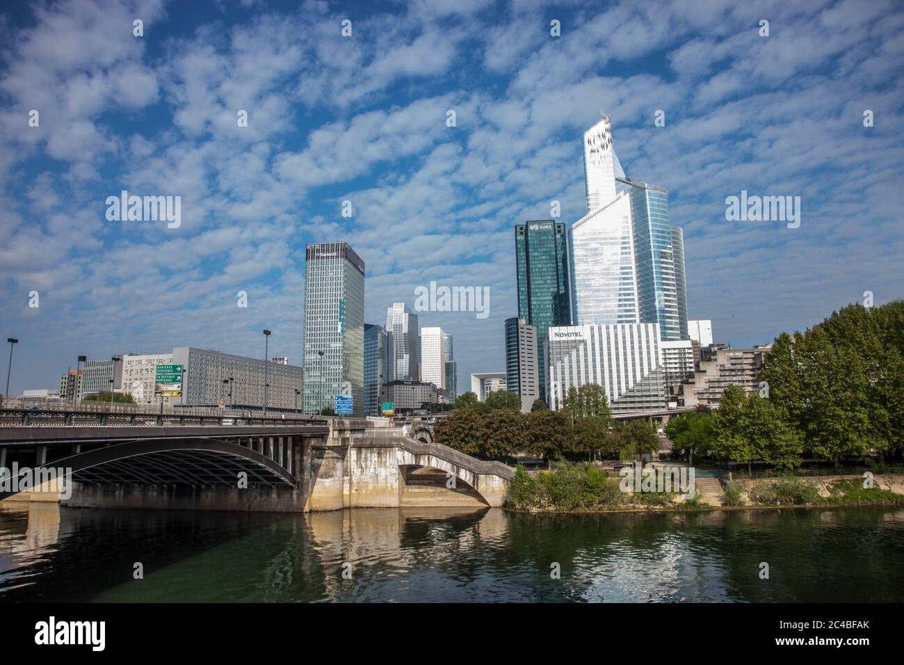 La Défense hinter der seine an der Pont de Neuilly, Europa, Frankreich. Stockfoto