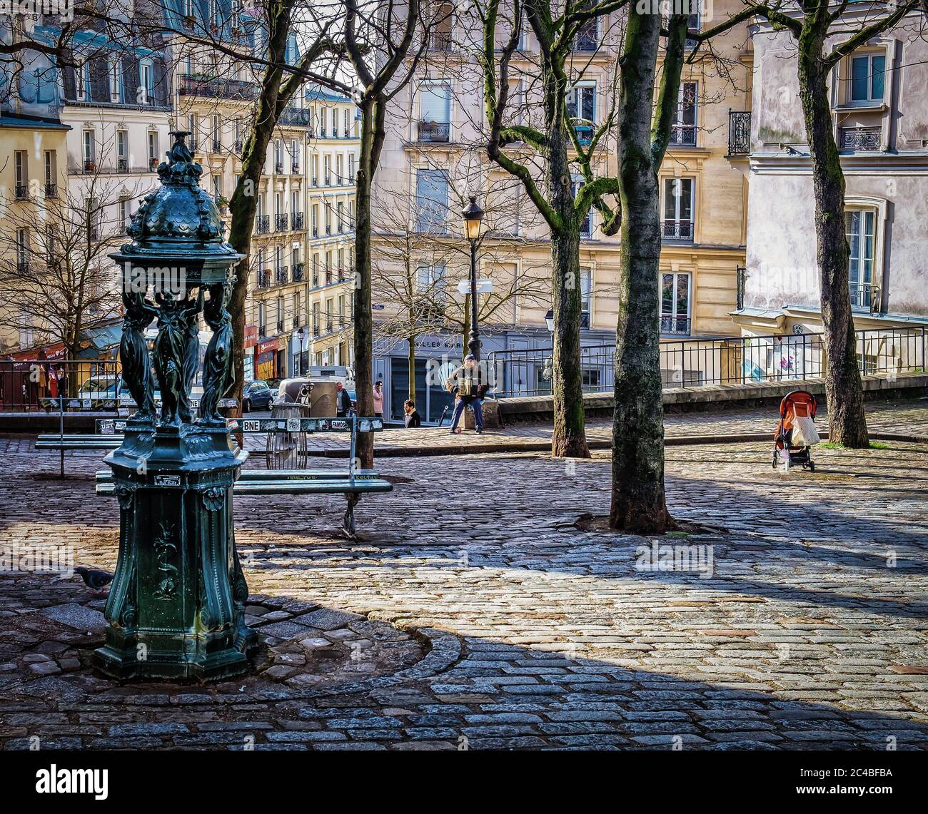 Paris, Frankreich, Feb 2020, Blick auf einen Wallace Brunnen auf dem Emile-Goudeau Platz im Herzen des Montmartre Viertels Stockfoto