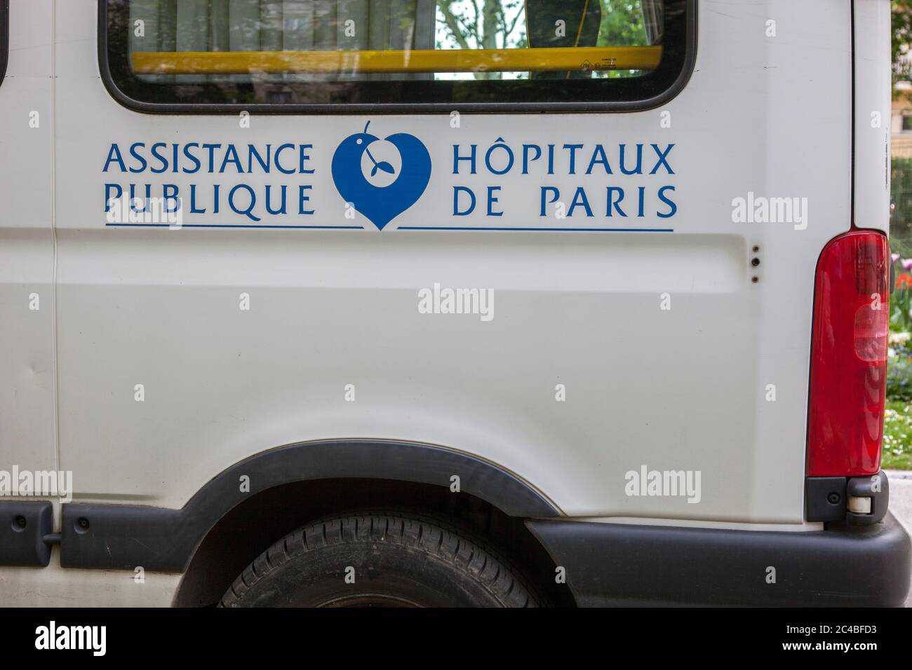 Logo der Pariser öffentlichen Hilfe und Krankenhäuser auf dem Auto. Stockfoto