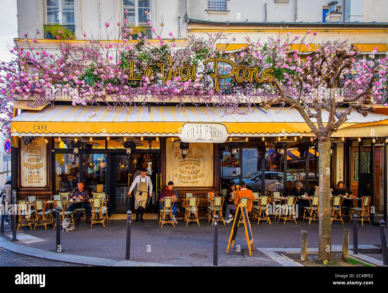 France Paris Façade Terrace Restaurant Stockfotos und Paris Fotografie lila Cafe Stühle auf éle de la cité Paris