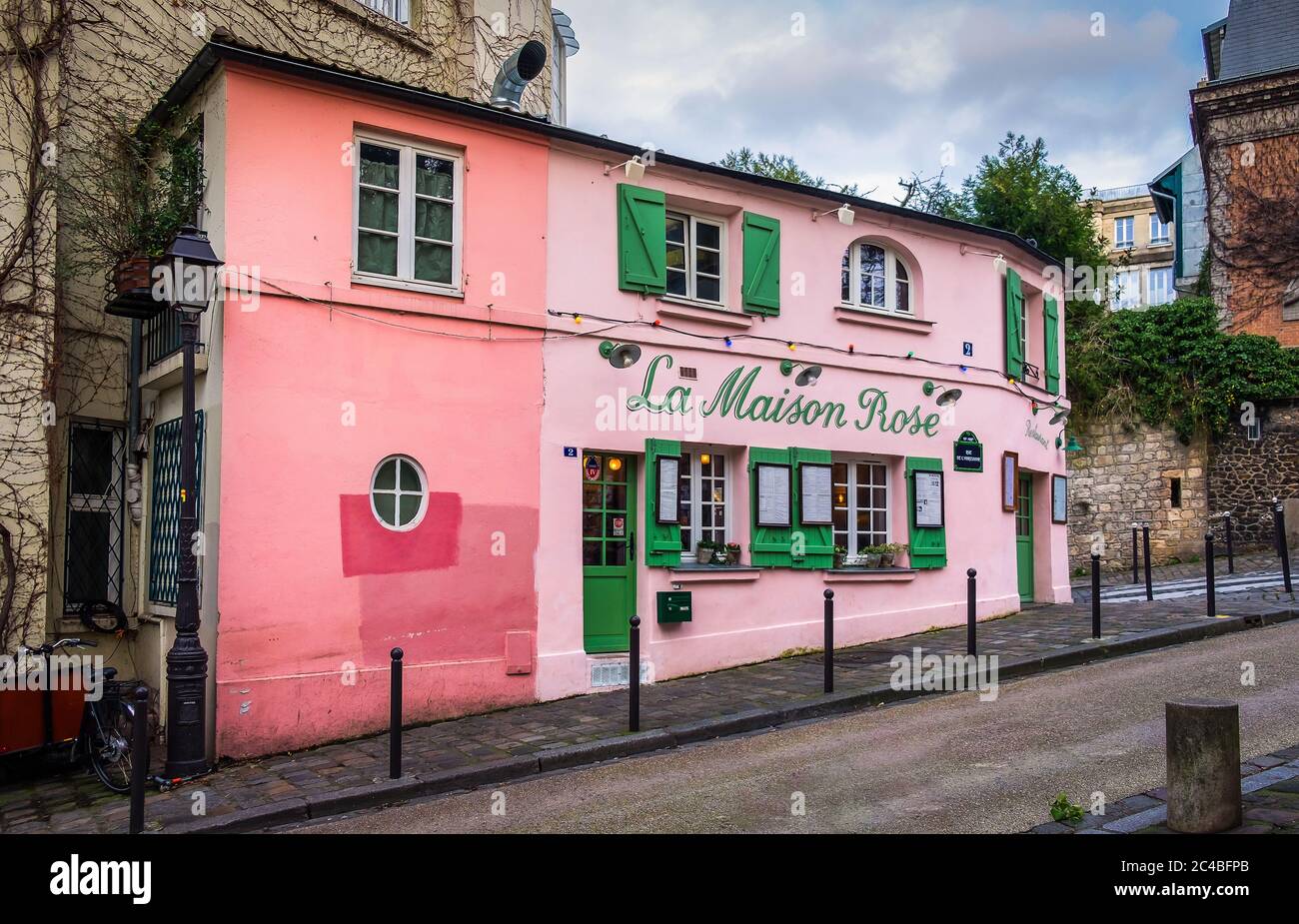 Paris, Frankreich, 2020. Februar, Blick auf „La Maison Rose“, ein Restaurant in der Rue de l'Abreuvoir im Herzen von Montmartre Stockfoto