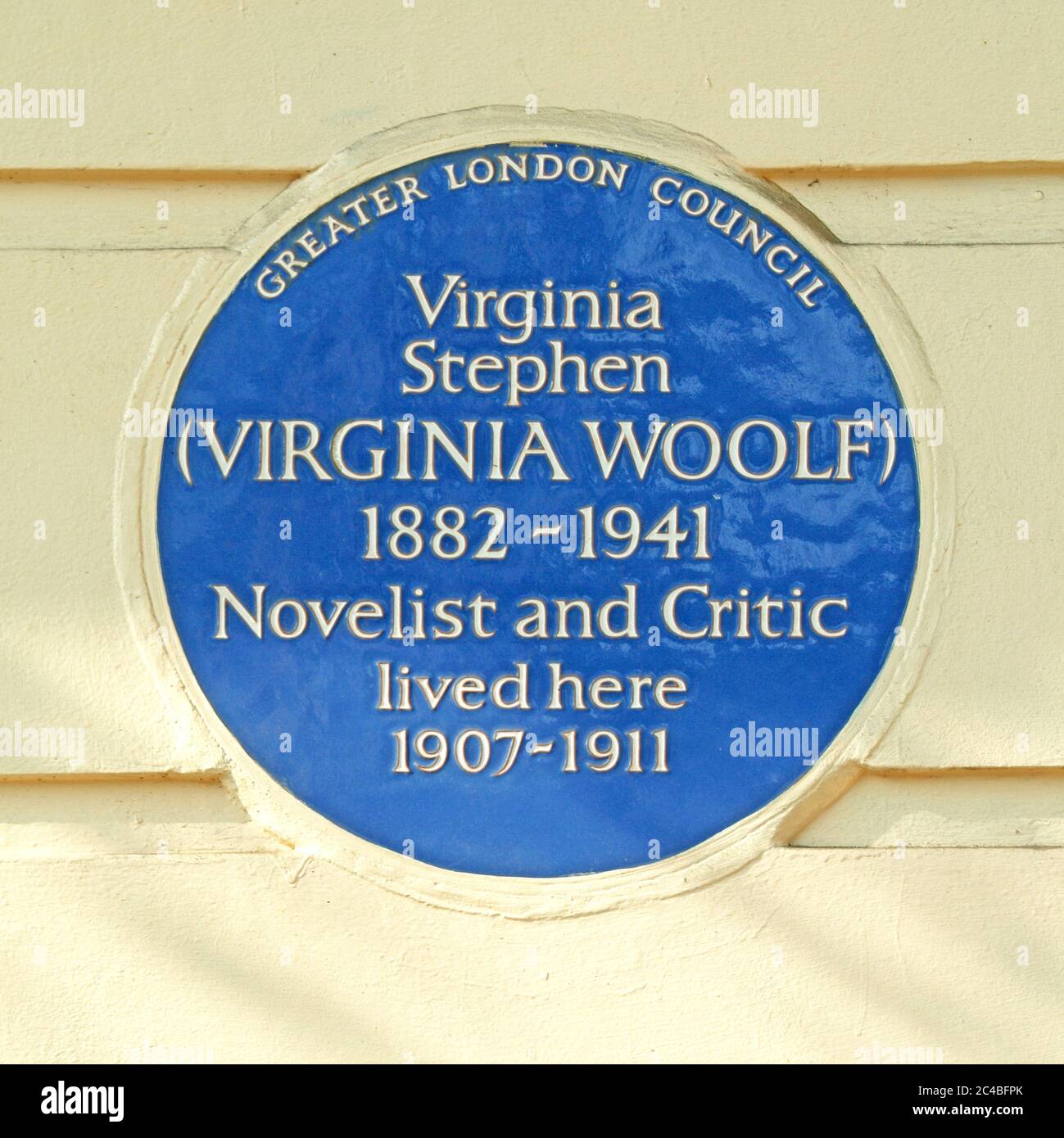 Historische blaue Informationstafel an einem Robert Adams Gebäude in Fitzroy Square Aufnahme besetzt von Virginia Stephen 1882 - 1941 London England Stockfoto