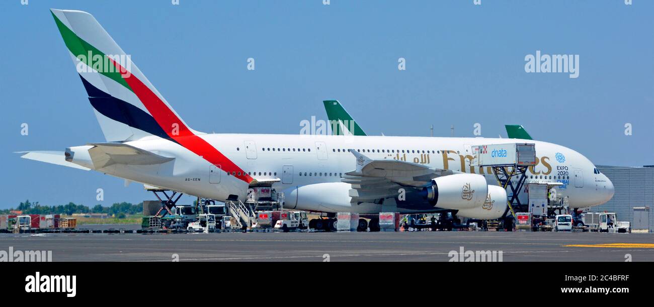 Emirates Logo auf Airbus A380 Doppeldeck breiten Körper vier Triebwerk Jet Flugzeug Flughafen Schürze Stand Bodencrew in Anwesenheit Rom Fiumicino Flughafen Italien Stockfoto