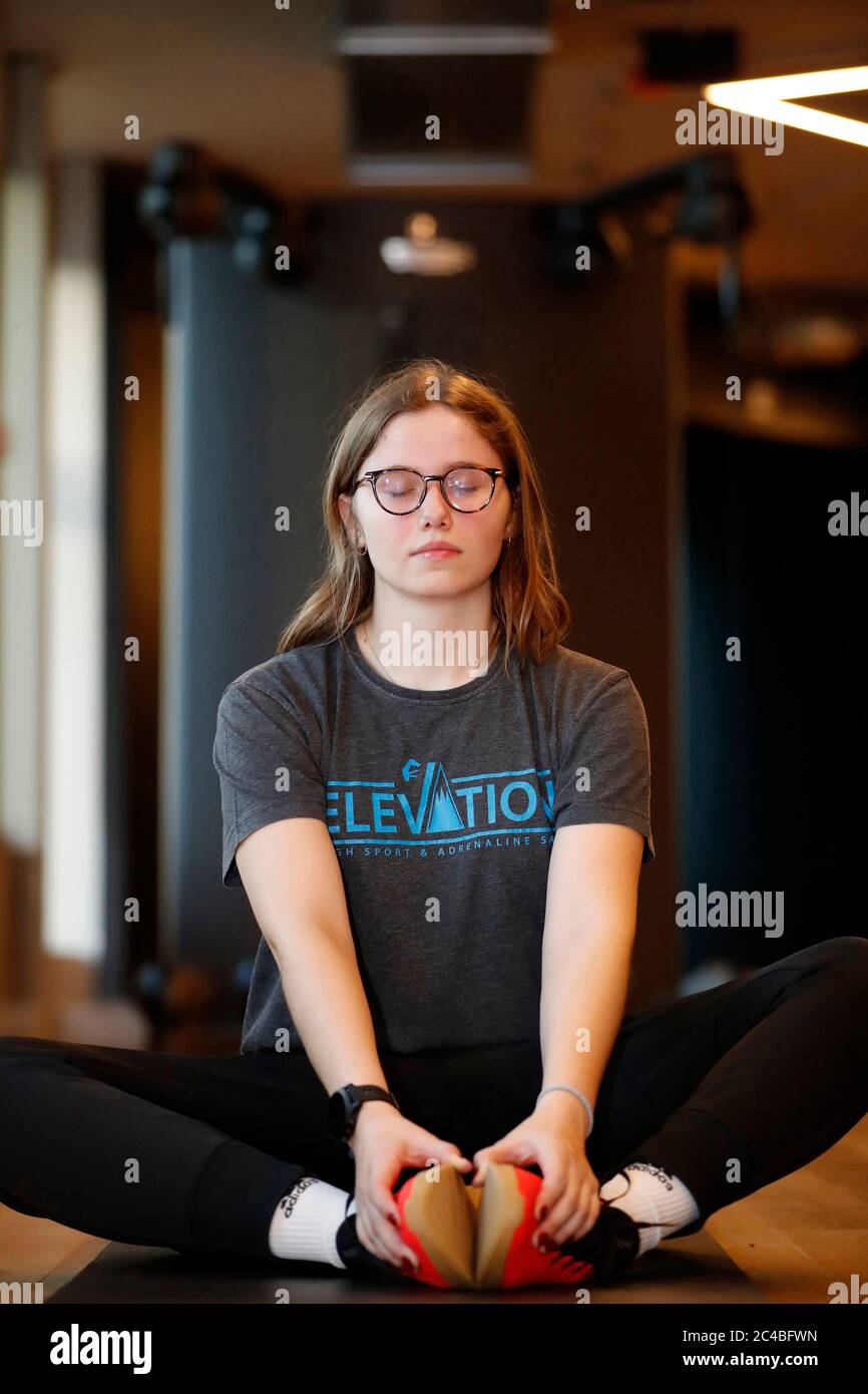 Junge Frau im Fitnessraum Stockfoto