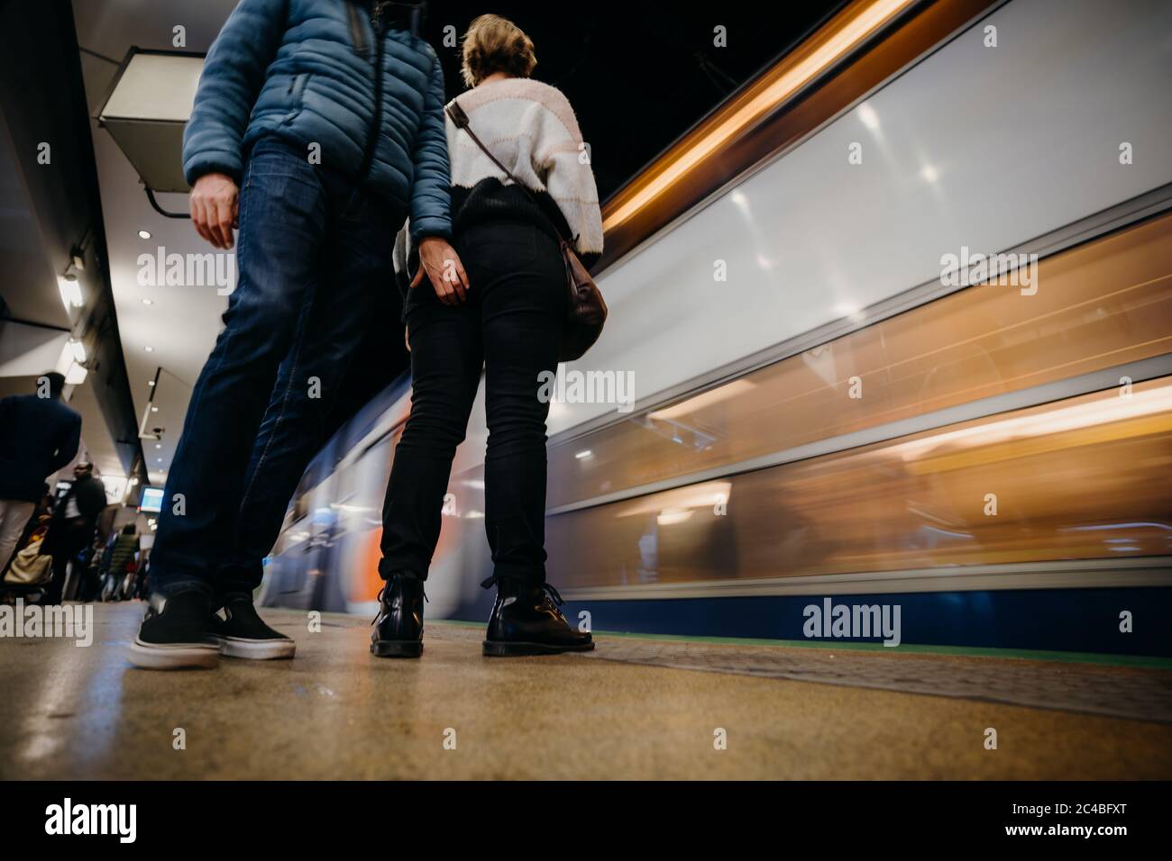 Sexuelle Belästigung auf einer U-Bahn-Plattform, paris, frankreich Stockfoto