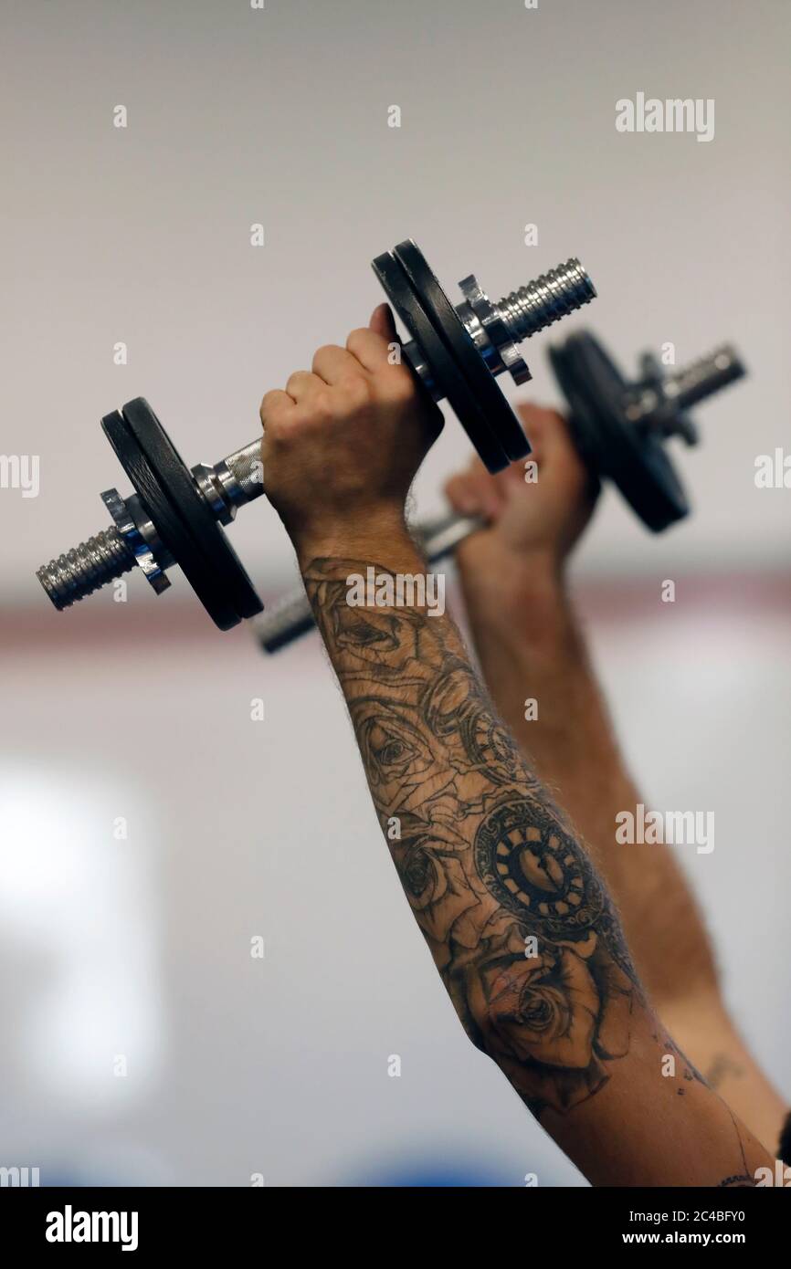 Mann im Fitnessstudio Gewichte heben Stockfoto