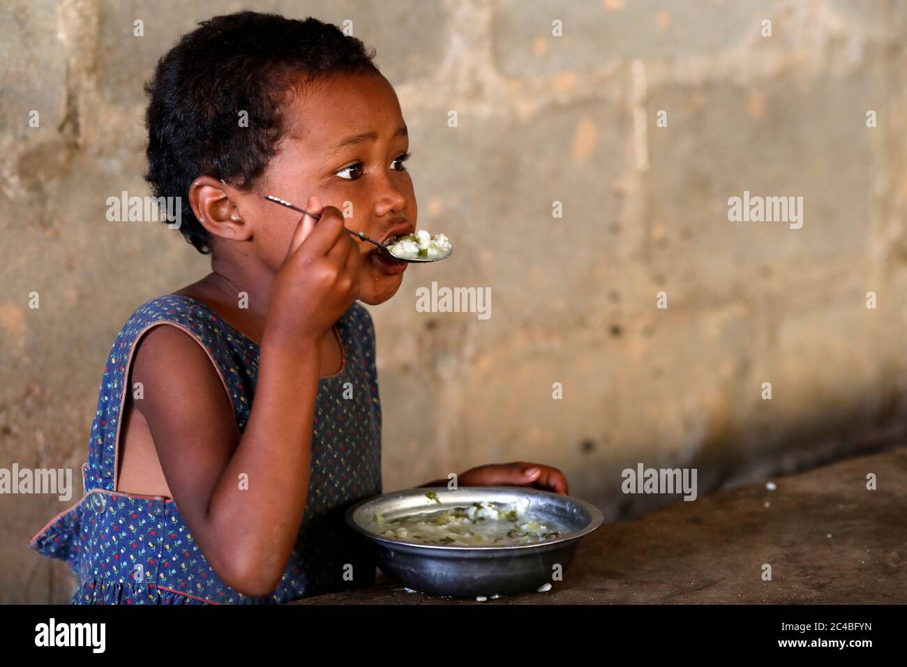 Kostenlose Lebensmittelverteilung für Straßenkinder Stockfoto