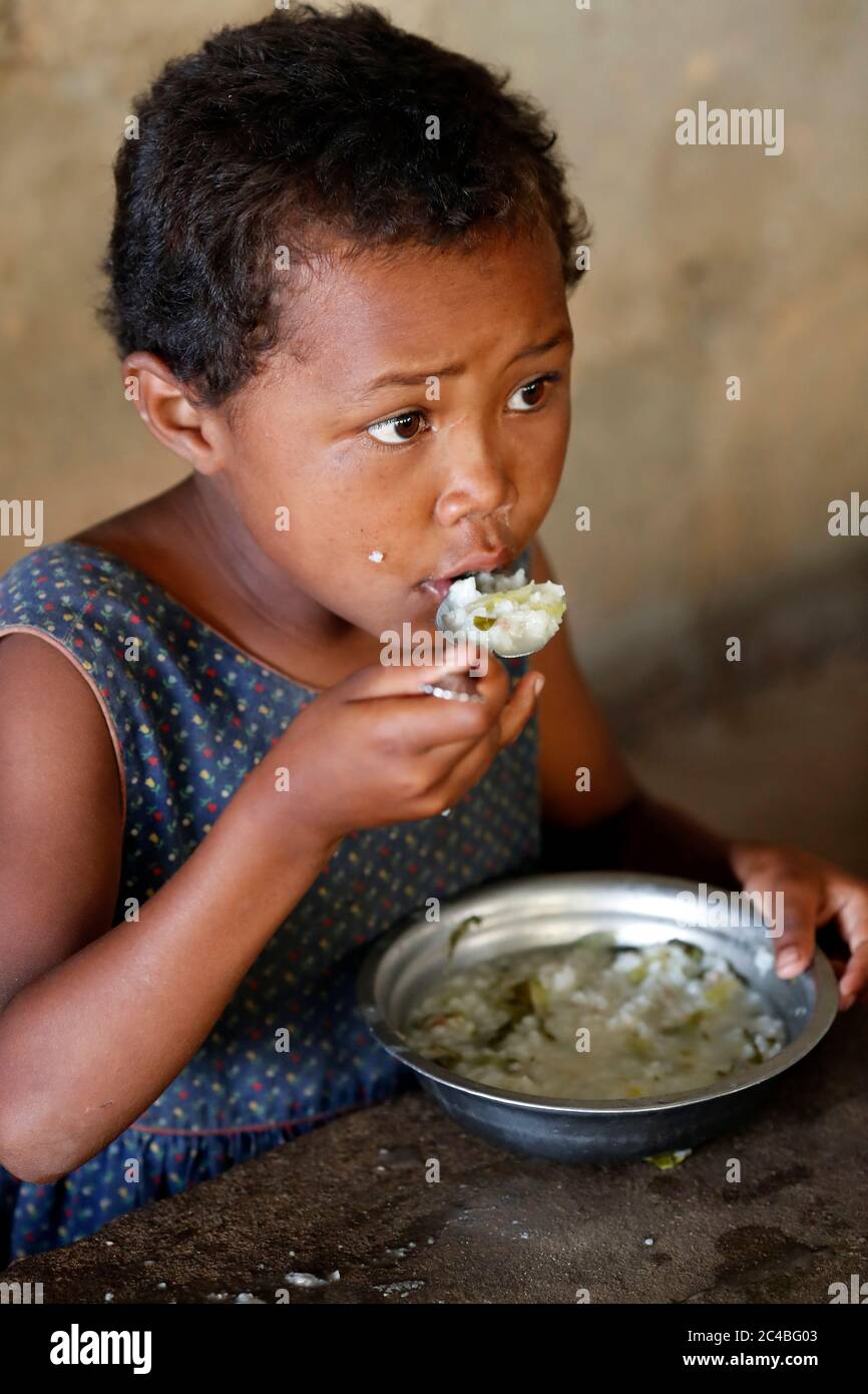 Kostenlose Lebensmittelverteilung für Straßenkinder Stockfoto