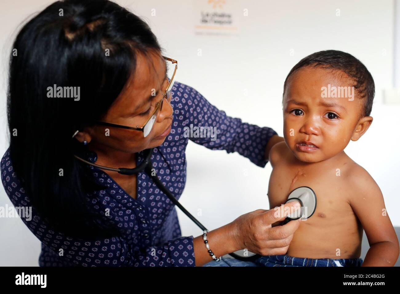 Französische NGO Chaine de l'Espoir. Kind, das an Herzerkrankungen leidet. Ärztliche Beratung. Antananarivo. Madagaskar. Stockfoto
