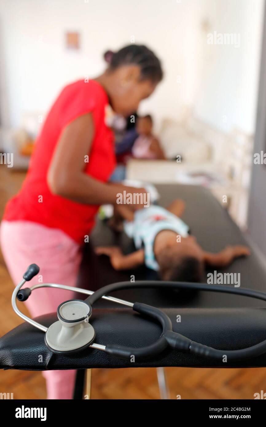 Französische NGO Chaine de l'Espoir. Kind, das an Herzerkrankungen leidet. Ärztliche Beratung. Antananarivo. Madagaskar. Stockfoto