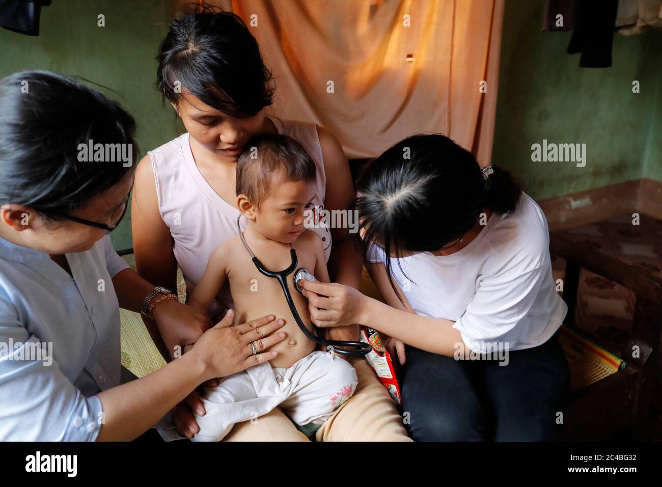 Freiwilliger der französischen NGO Chaine de l'Espoir besucht ein herzkranke Kind. Ärztliche Beratung. Buon Me Thuot. Vietnam. Stockfoto