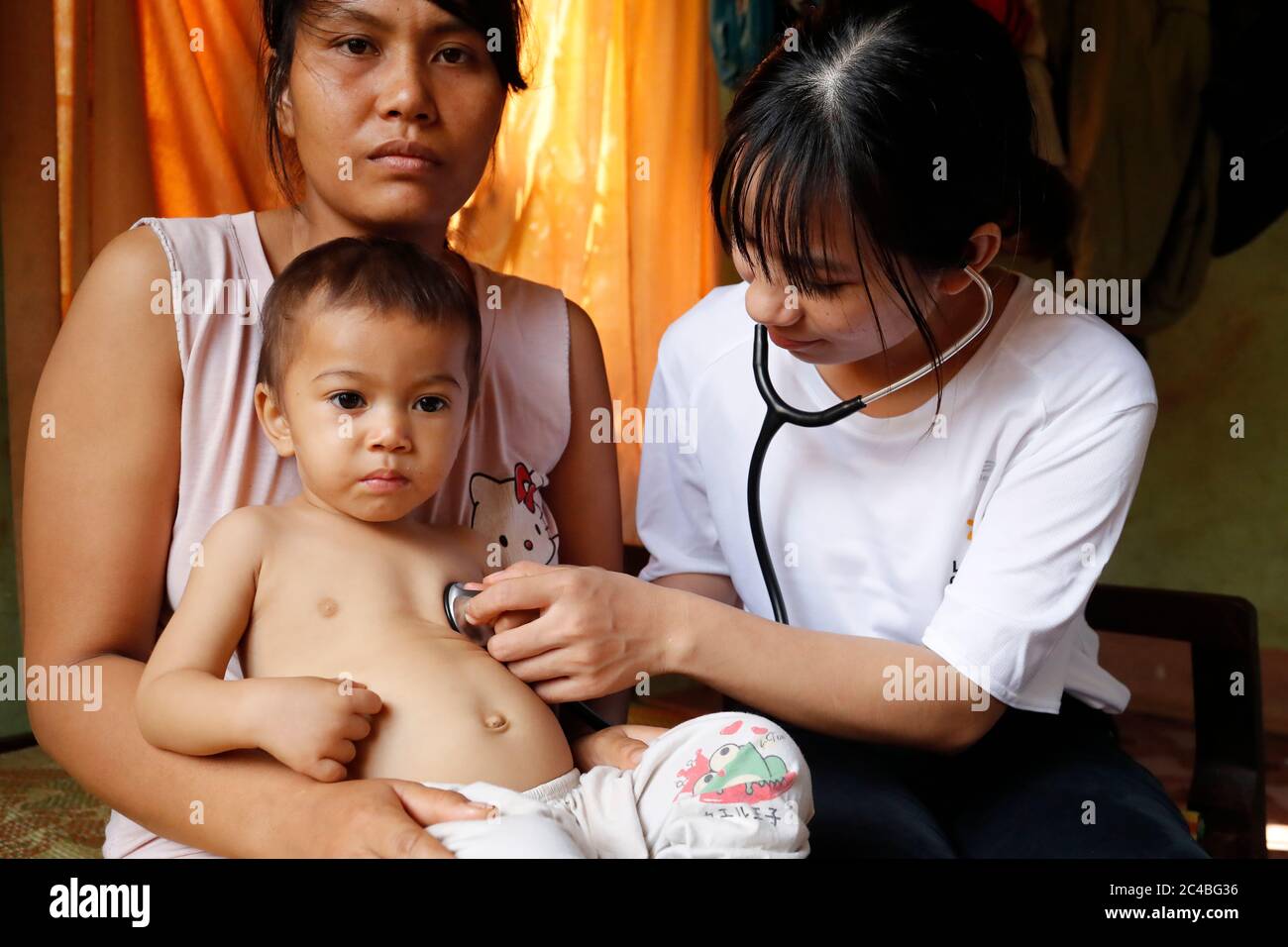 Freiwilliger der französischen NGO Chaine de l'Espoir besucht ein herzkranke Kind. Ärztliche Beratung. Buon Me Thuot. Vietnam. Stockfoto