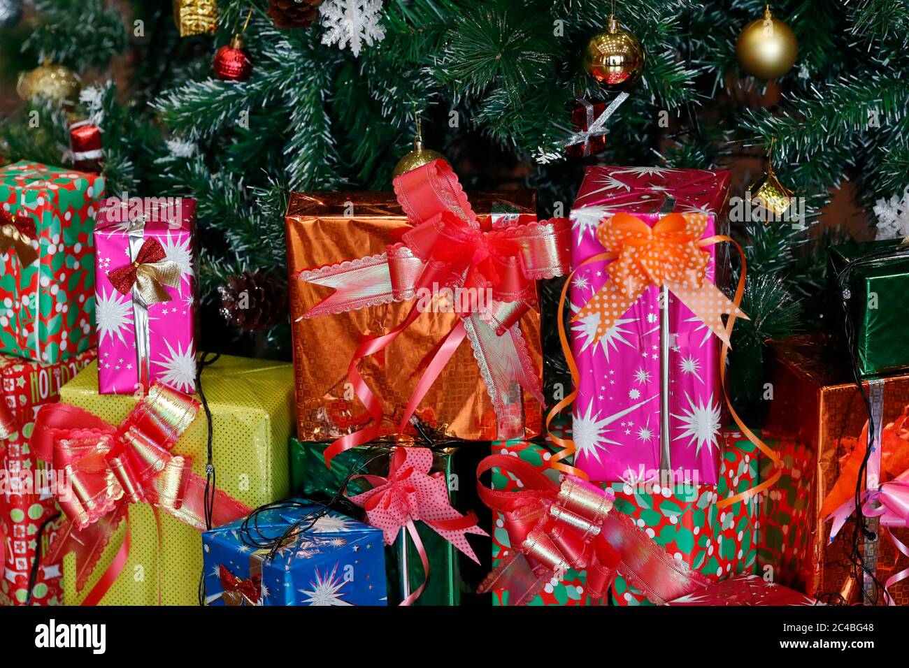 Geschenke unter dem dekorierten künstlichen weihnachtsbaum Stockfoto