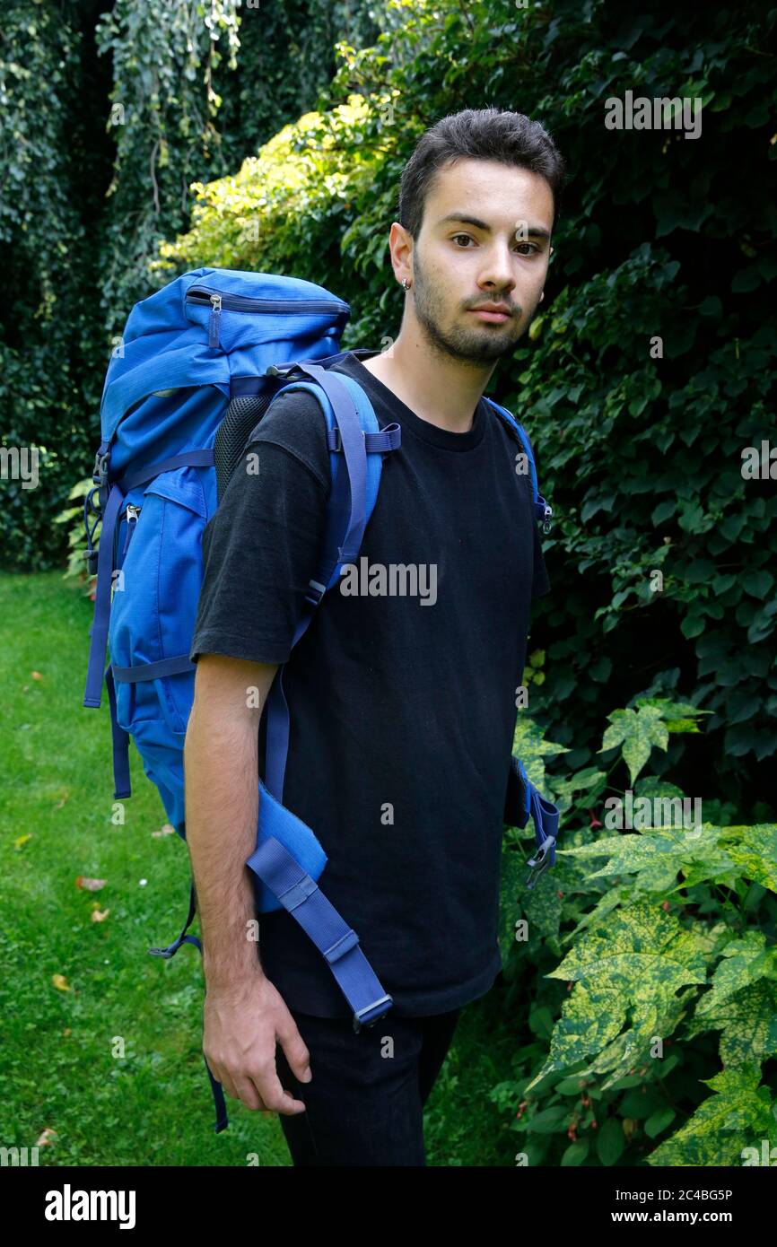 Junger Mann mit Rucksack in montrouge, frankreich Stockfoto