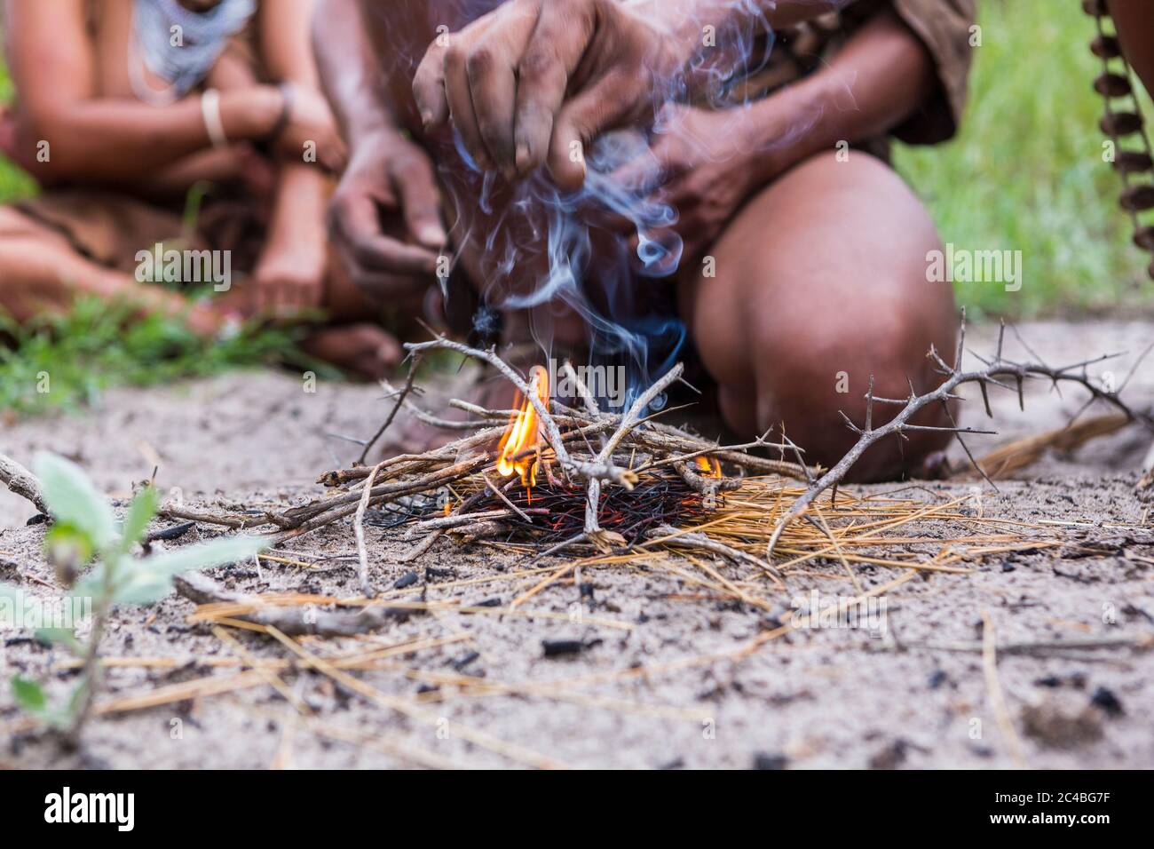 Nahaufnahme von Bushman, der Feuer schafft, Botswana Stockfoto