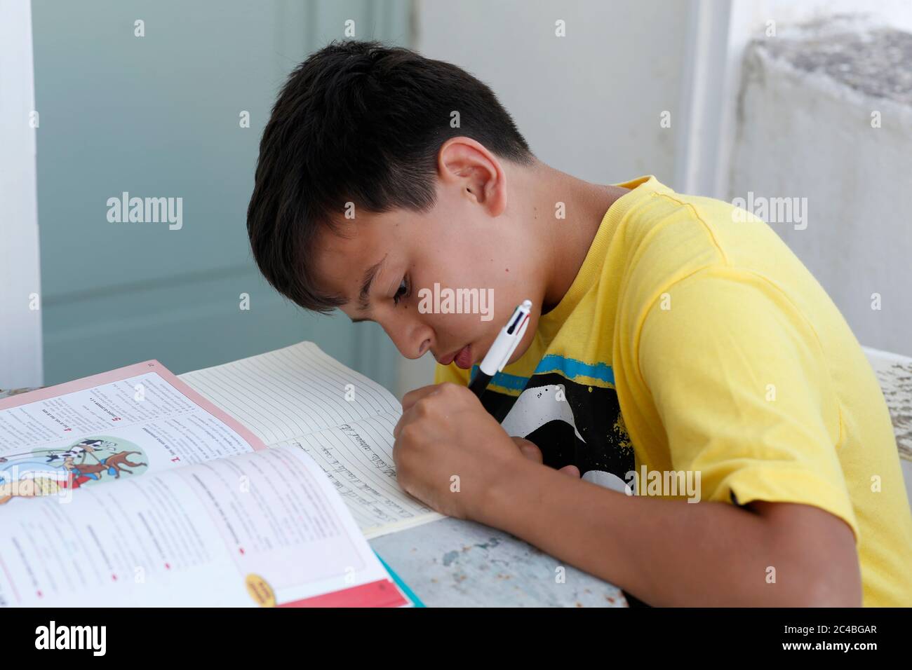 Teenager macht Hausaufgaben in salento, italien Stockfoto