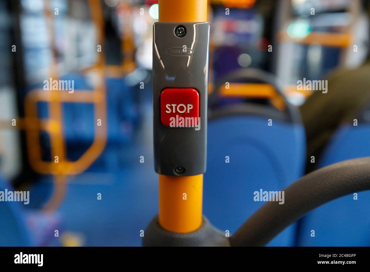 Stop-Request-Taste in einem Bus in london, U Stockfoto