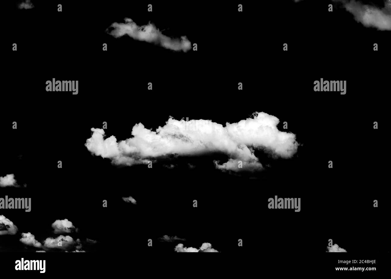 Weiße Cumulus Wolken auf schwarzem Hintergrund Stockfoto