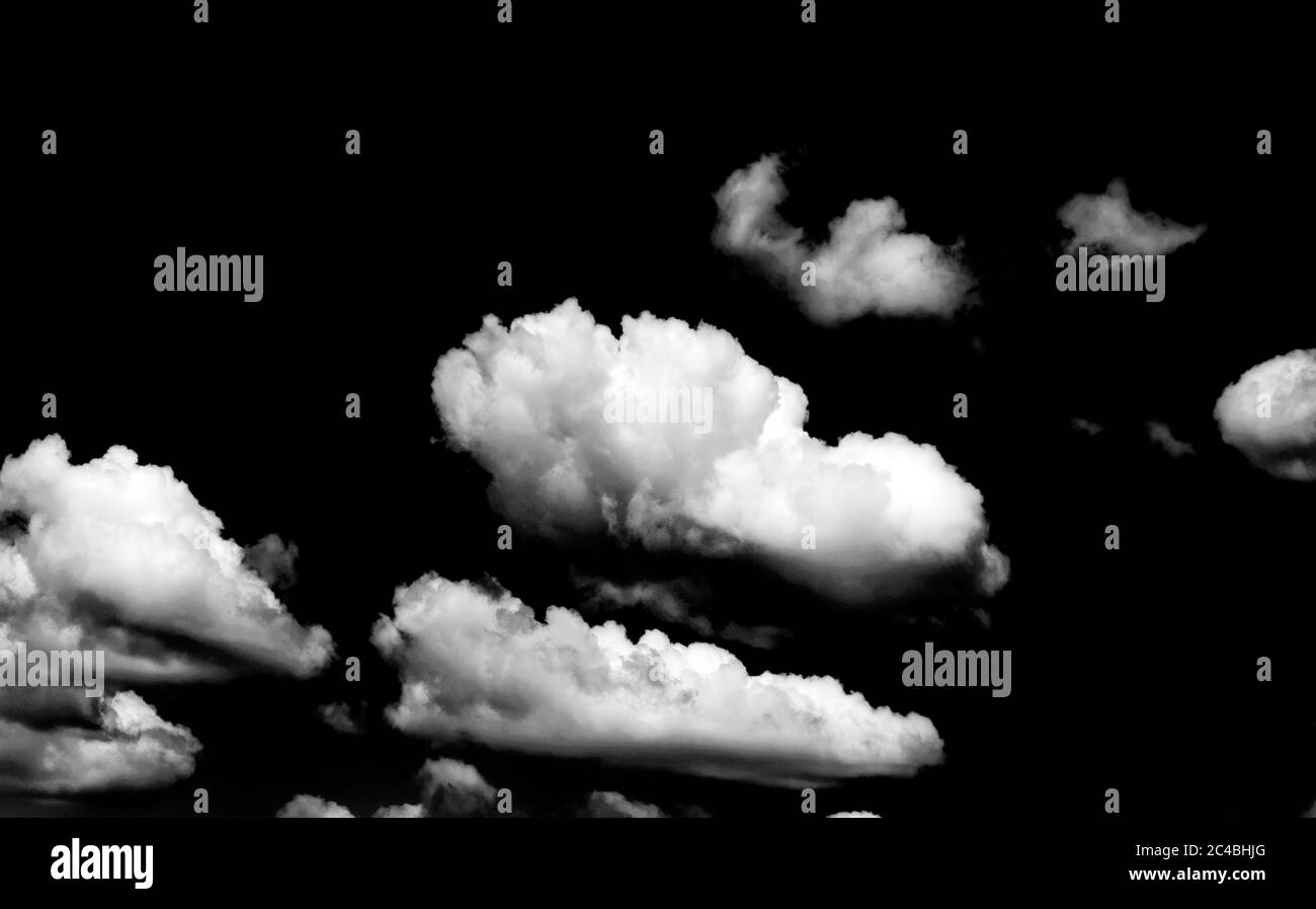 Weiße Cumulus Wolken auf schwarzem Hintergrund Stockfoto