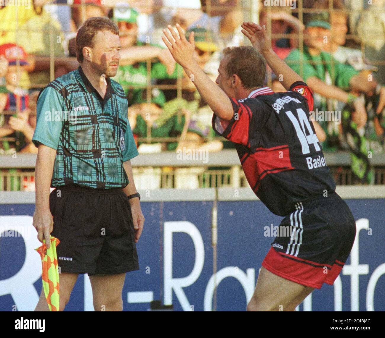 Stadion am Boekelberg Mönchengladbach Deutschland 6.8.1997, Fußball: Bundesliga-Saison 1997/98, Borussia Mönchengladbach (BMG) gegen FC Bayern München (FCB) 1:1 – Mario BASLER (FCB), Schiedsrichter-Assistent Hans FUELLBRUNN Stockfoto