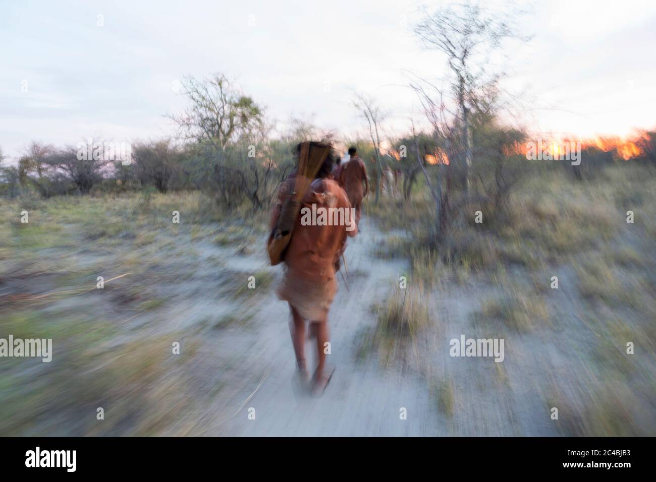 Motion Blur, ein San Bushman in der Kalahari Wüste Stockfoto