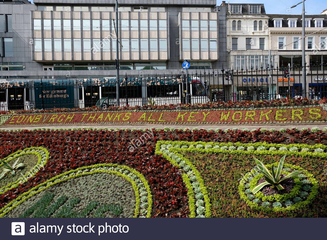 Blumenuhr in den West Princes Street Gardens, mit einer Dankesbotschaft an alle wichtigen Mitarbeiter für ihre Bemühungen während der Pandemie Covid-19 in Edinburgh Stockfoto