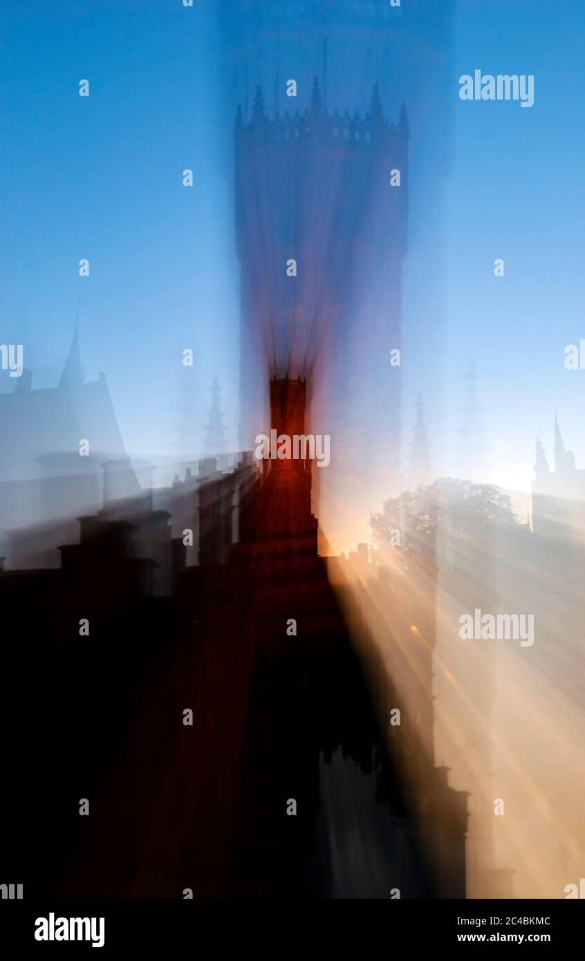Abstrakt und künstlerisch zoomen Sie fotografische Technik und Wirkung mit dem mittelalterlichen Belfried von Brügge bei Sonnenuntergang, Belgien. Stockfoto