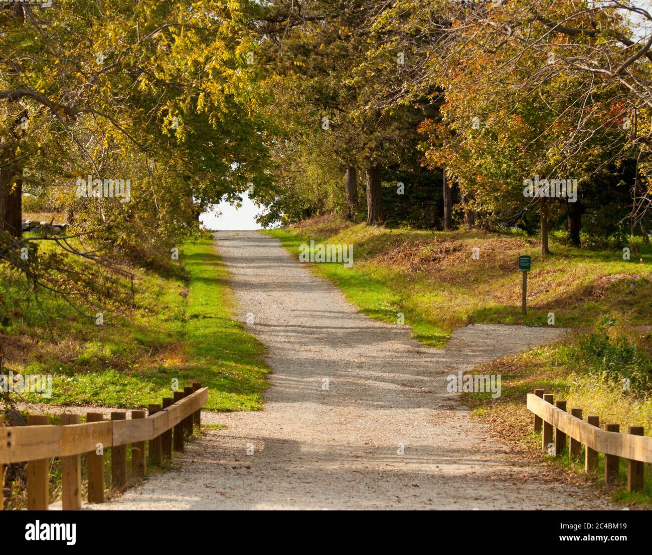 Felder und Wasser tragen zur Schönheit des Bildes bei. Stockfoto