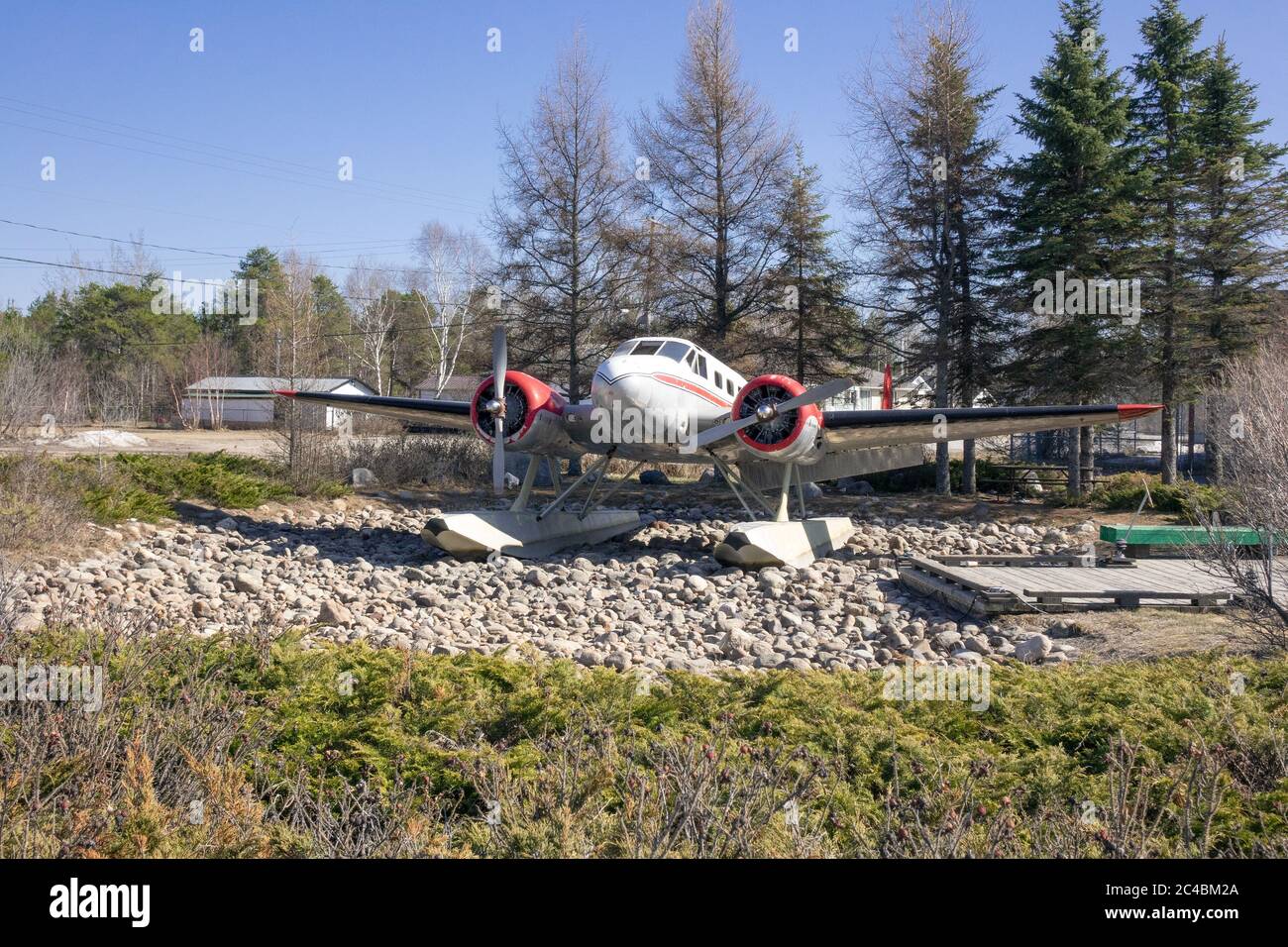 Ein Beechcraft Expeditor Float Plane Display in der Stadt Ignace auf dem Trans Canadian Highway Northern Ontario Canada Stockfoto