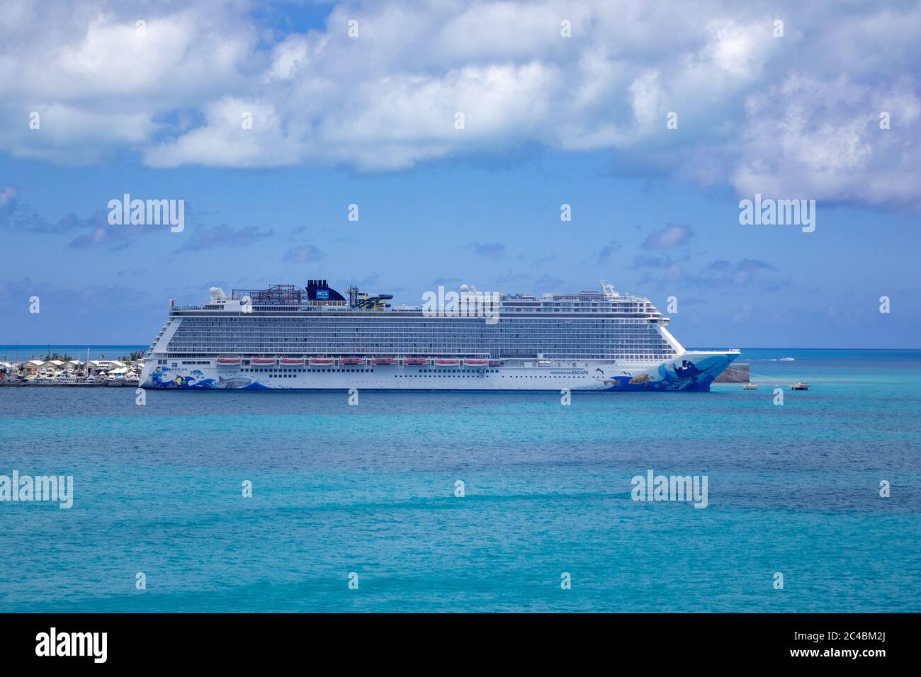 Norwegian Cruise Line Norwegian Escape Kreuzfahrtschiff, Das An Der Royal Naval Dockyards Heritage Wharf Bermuda Festgemacht Ist Stockfoto