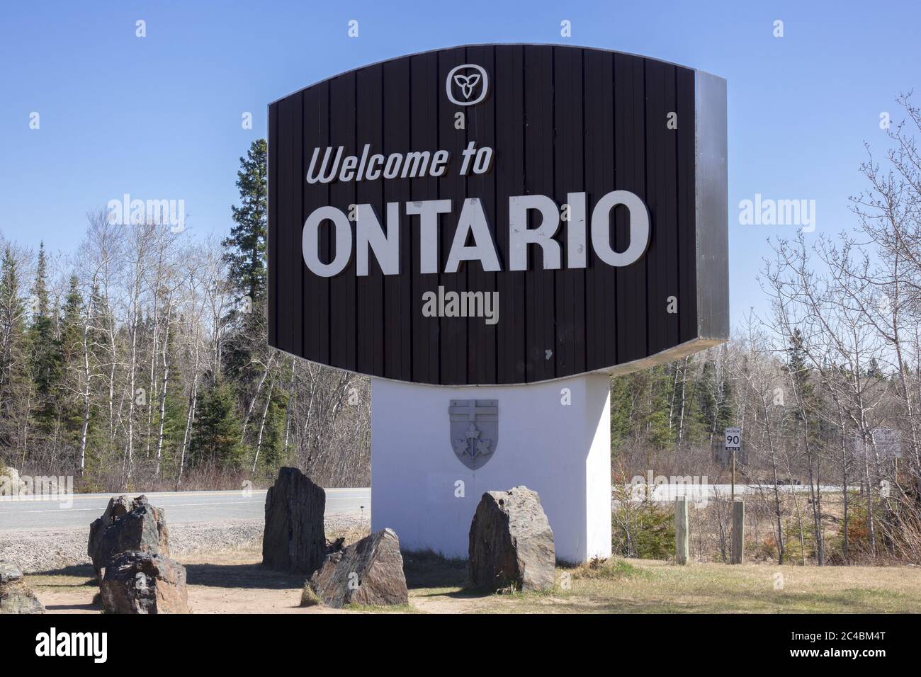 Willkommen In Ontario Das Schild Markiert Die Grenze Zwischen Manitoba Und Ontario Auf Dem Trans Canada Highway Im Norden Von Ontario, Kanada Stockfoto