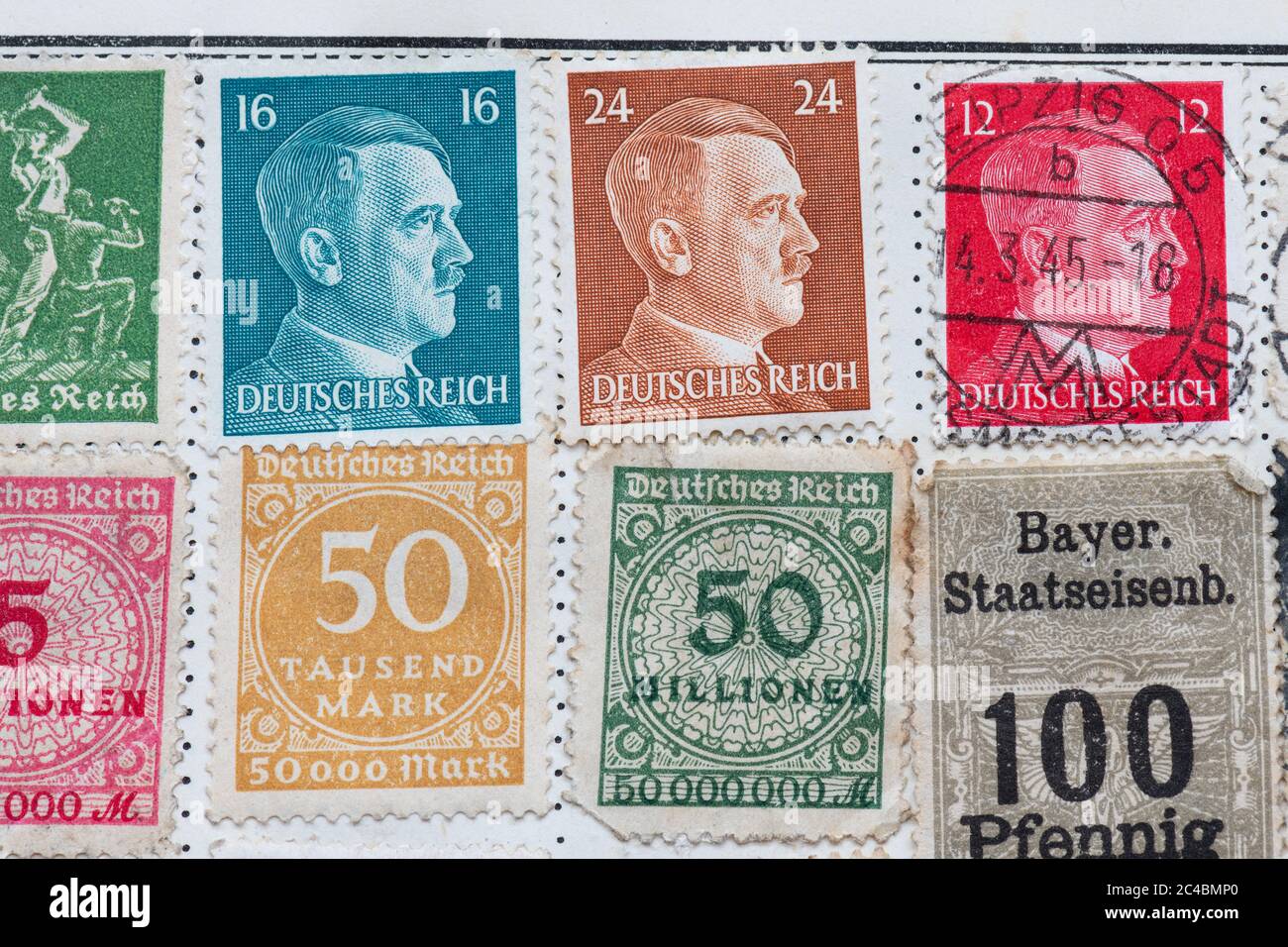 Deutsche Briefmarken im Briefmarkenalbum - Hitler-Portraitkopf und Großmarken-Hyperinflationsmarken und Bayerische Staatsbahn-Briefmarke Stockfoto